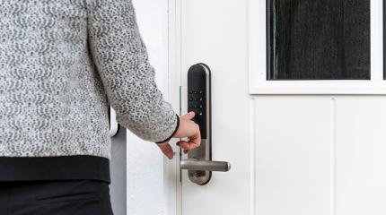 Kodlås | Larmvalet Kodlås på både altandörr och ytterdörr – smidigt och säkert